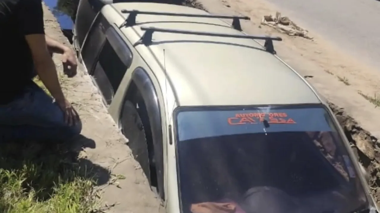 Accidente en Luque deja a una conductora hospitalizada tras caer a una profunda zanja pluvial