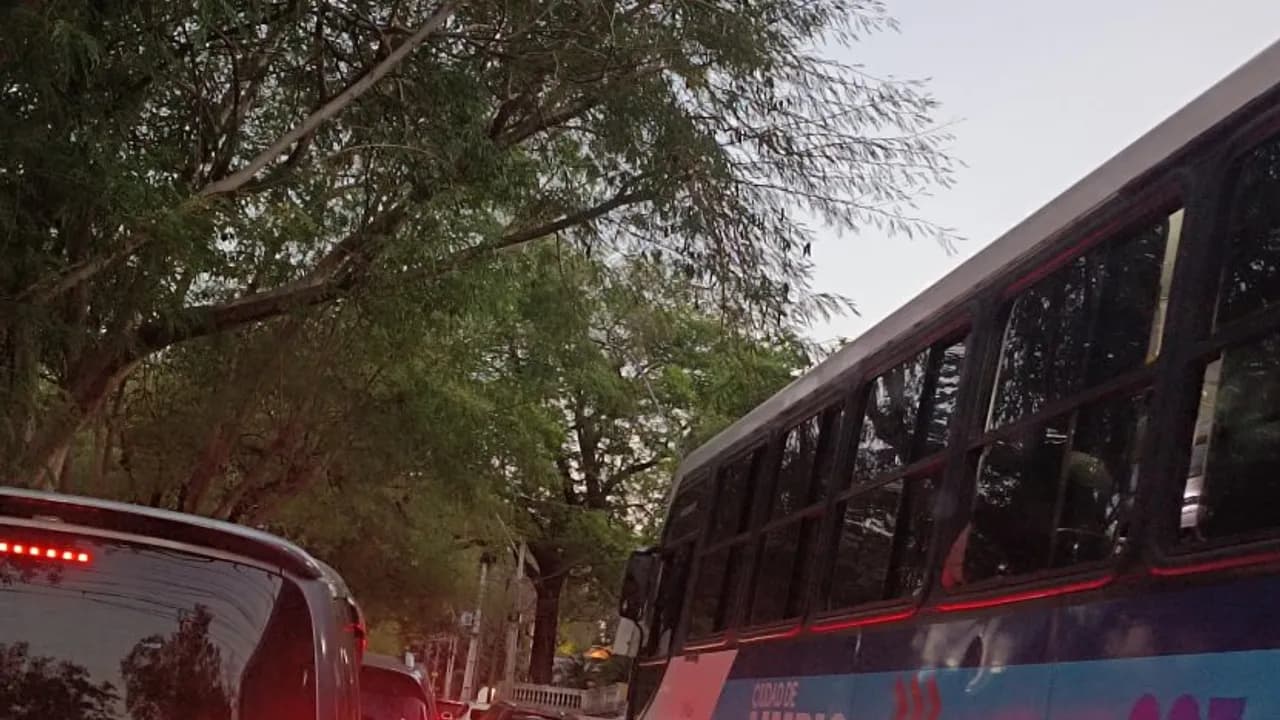 Falla del sistema colapsa decenas de semáforos en Asunción y desata caos vehicular